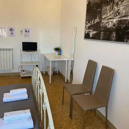 夜与日旅馆 比萨